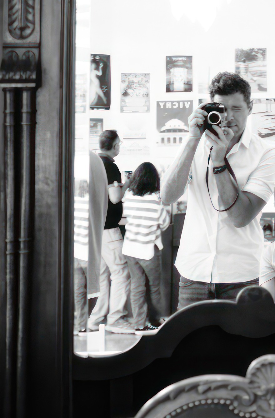 Vichy photographer: portrait of Pierre Gatignol, creator of Imaginarium Vichy Photographer reflected in a mirror, camera in hand