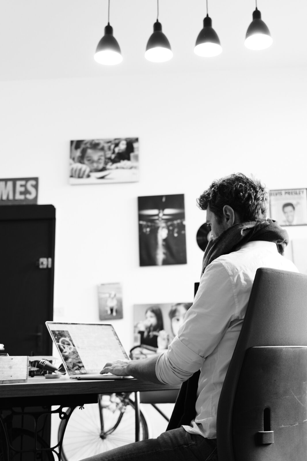 Agence web Vichy : personne travaillant sur ordinateur dans un bureau Personne assise devant un ordinateur dans un bureau